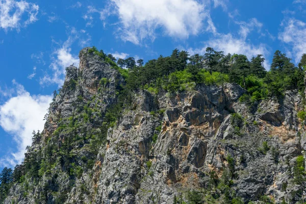 Karadağ 'ın dağlarında büyük kayalık