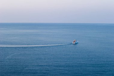 Gün batımında denizde tek bir tekne, Antalya.