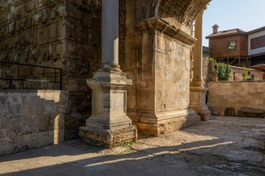 Hadrian kapıları gün batımında kapanıyor, Antalya