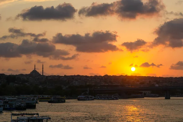 Günbatımında Süleyman Camii ve İstanbul şehir manzarası