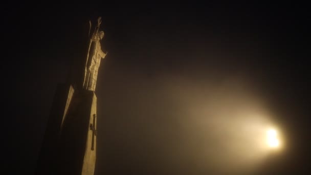 Majestätisk Staty Jesus Kristus Dimman Upplyst Strålkastare Natten — Stockvideo