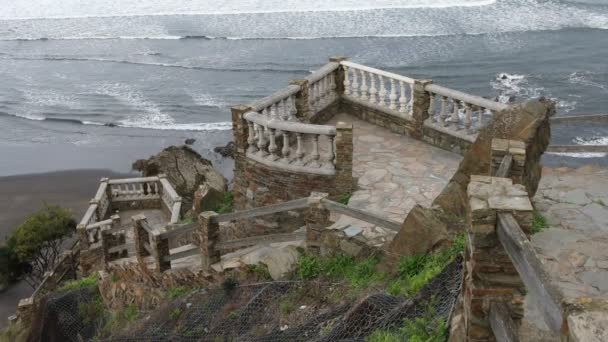 Скрученная Каменная Лестница Крутом Склоне Над Океаническим Пляжем — стоковое видео