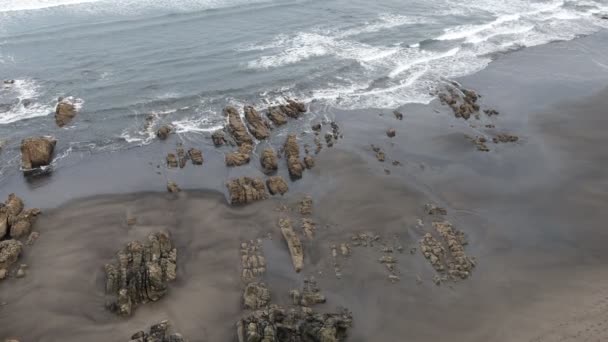 Вид Воздуха Пустой Океанский Пляж Темным Песком Вулканическими Скалами — стоковое видео