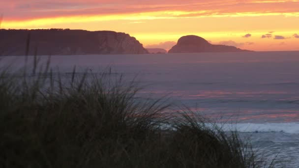 Fantastisk Solnedgang Havet Med Silhuetten Kystbergarter Det Fjerne Sandstrand Med – stockvideo