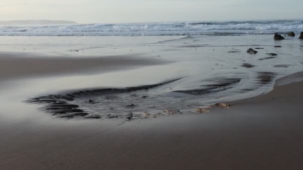 一个活跃的新的地下泉水在沙质的海滨涌出 — 图库视频影像