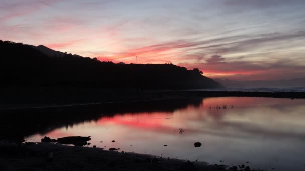Epic Crepúsculo Cielo Refleja Pequeño Lago Agua Dulce Cerca Orilla — Vídeos de Stock