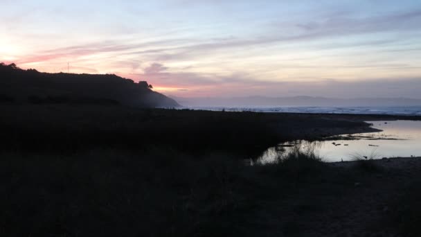 Crépuscule Épique Ciel Reflète Dans Petit Lac Eau Douce Près — Video