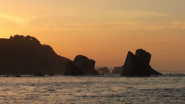 Onde Tranquillamente Lambiscono Rocce Scogliere Della Costa Oceanica Sotto Luce — Video Stock