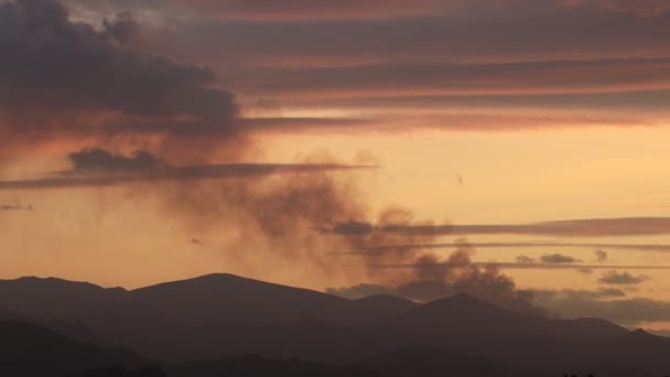 Sloup Kouře Vzdáleného Požáru Ozářen Světlem Zapadajícího Slunce — Stock video