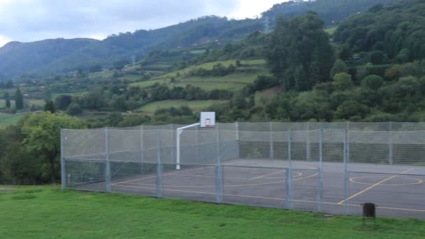 Одинокая Баскетбольная Площадка Парке Окраине Города Подножия Гор — стоковое видео