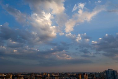 Ukrayna 'nın başkenti Kyiv' in Sovyet binaları üzerinde destansı bir akşam.