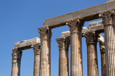 Olympian Zeus Tapınağı sütunları gün ışığında Atina 'ya yaklaşıyor