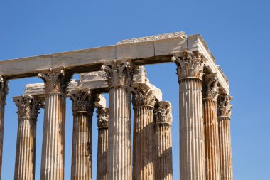 Olympian Zeus Tapınağı sütunları gün ışığında Atina 'ya yaklaşıyor
