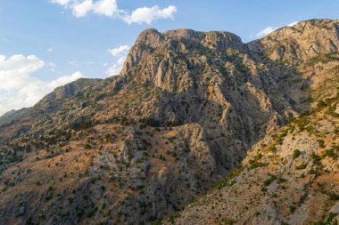 Karadağ 'ın Kotor kentindeki dağ, gün batımı ışınlarıyla aydınlandı