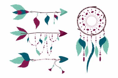 Oklar ve düş kapanı boho tarzında. Boncuklardan ve el yapımı tüylerden dekorasyon.