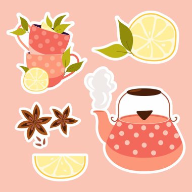Limonlu çay ve çay partisi malzemeleriyle etiketler. Kaynar su ısıtıcısı. Olgun limon dilimleri. Bir yığın çay fincanı. Badian ya da anason baharatı.