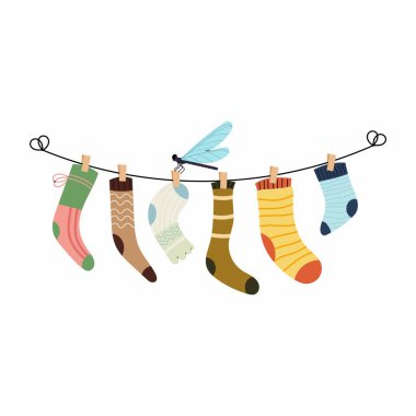 Çamaşır ipinde çamaşır mandallarıyla asılı çocuk çorapları. Yusufçuk böceği. Farklı çoraplar. Çamaşır yıkıyorum..