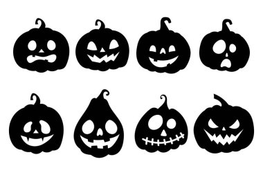 Tatil dekorunda korkunç yüzleri olan siyah beyaz balkabakları. Komik Cadılar Bayramı balkabakları koleksiyonu.