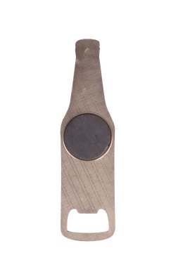 Beyaz arkaplanda şişe açacağı izole edildi.