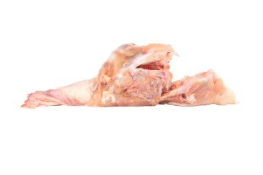 Beyaz arka planda izole edilmiş tavuk kemikleri.