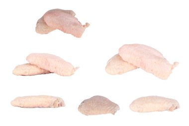 beyaz arkaplanda izole edilmiş tavuk orta kanatları.