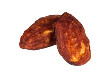 Badem beyaz arkaplanda izole edildi.