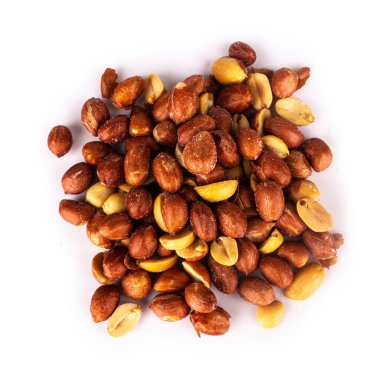 beyaz arkaplanda izole edilmiş yerfıstıkları.