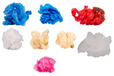 Beyaz arka planda izole edilmiş plastik torba buruşmuş..