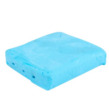 Beyaz arkaplanda izole edilmiş plastiksi mavi yumru.