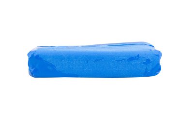 Beyaz arkaplanda izole edilmiş plastiksi mavi yumru.