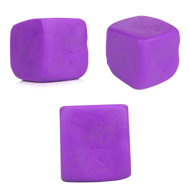 Plastiğin mor karesi beyaz arkaplanda izole edilmiş..