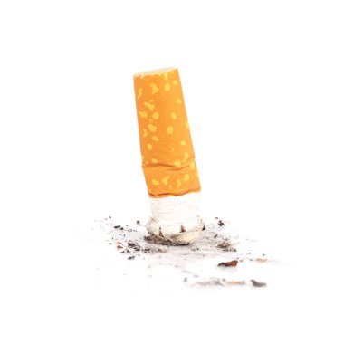 sigara izmaritleri beyaz zemin üzerine izole.