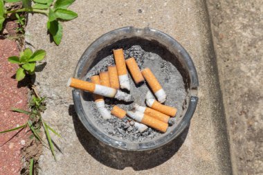 Açık hava kül tablası, cam, zehirli sigara..