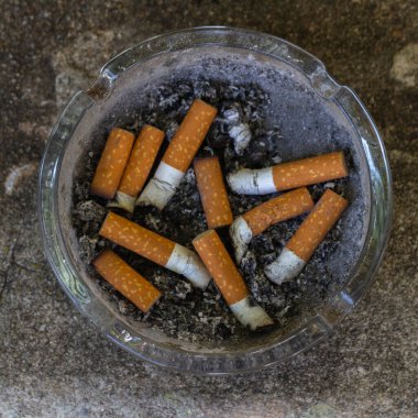 Açık hava kül tablası, cam, zehirli sigara..