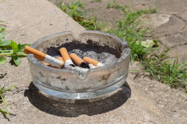 户外烟灰缸玻璃有毒香烟停止 — 图库照片