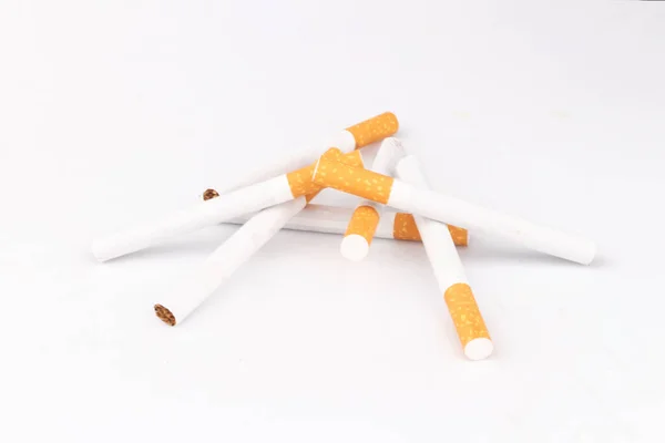 白色背景下的香烟堆 — 图库照片