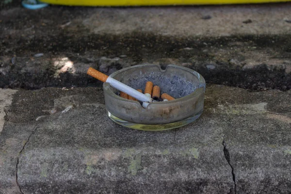 户外烟灰缸玻璃有毒香烟停止 — 图库照片
