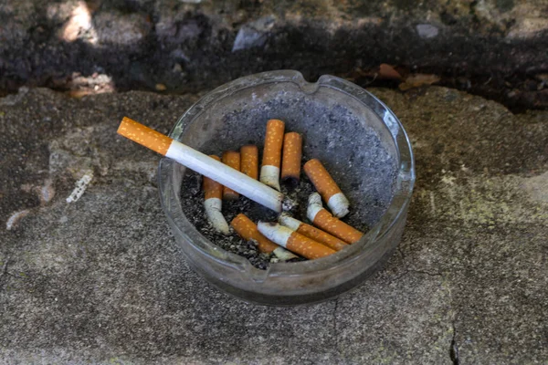 Εξωτερική Σταχτοδοχείο Γυαλί Τοξική Στάση Τσιγάρο — Φωτογραφία Αρχείου