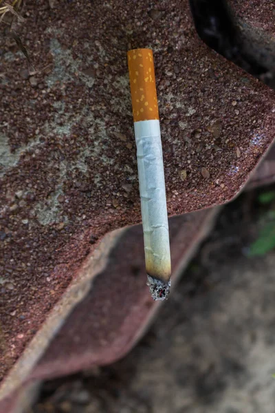 户外烟灰缸玻璃有毒香烟停一根 — 图库照片