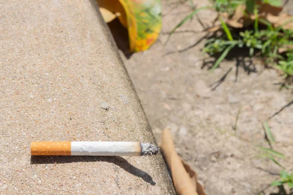Kültéri Hamutartó Üveg Mérgező Cigaretta Stop Egyetlen — Stock Fotó