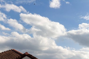 Gökyüzü bulutu ev görüntüsü.