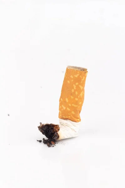 たばこの吸い殻を白い背景で隔離 — ストック写真