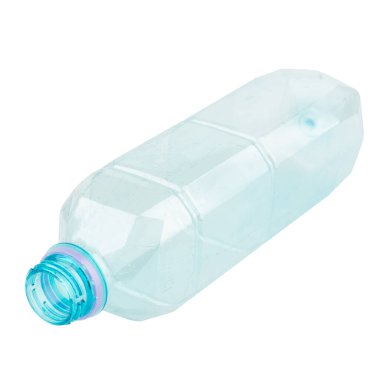 Beyaz arkaplanda izole edilmiş boş plastik şişe.