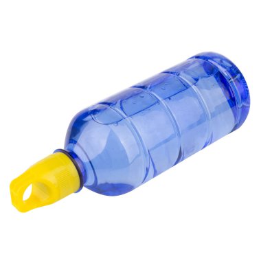 Beyaz arkaplan suyunda izole edilmiş şişe.