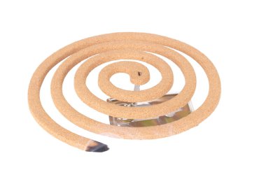 sarmal sivrisinek kovucu beyaz arkaplanda izole edildi.