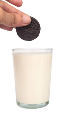 beyaz arkaplanda yalıtılmış oreo sütü.