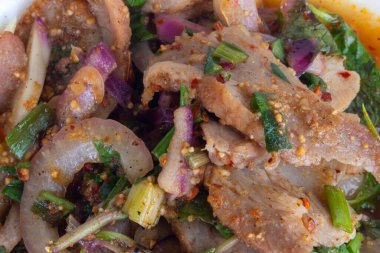 Baharatlı salata namtok yakın plan beyaz arka planda izole.