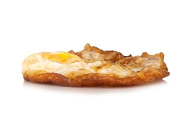 Beyaz arka planda izole edilmiş yumurta yanığı.