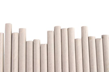 Beyaz arkaplanda izole edilmiş sigara.