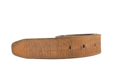 Beyaz arkaplanda izole edilmiş deri kemer.